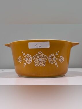 Pyrex Butterfly Gold 473 Vintage-Yellow Casserole Dish with Floral Pattern